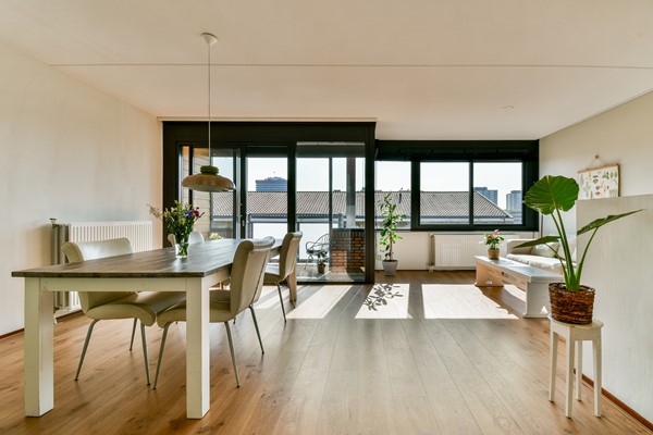 Bright, modern & move-in ready apartment with private parking!